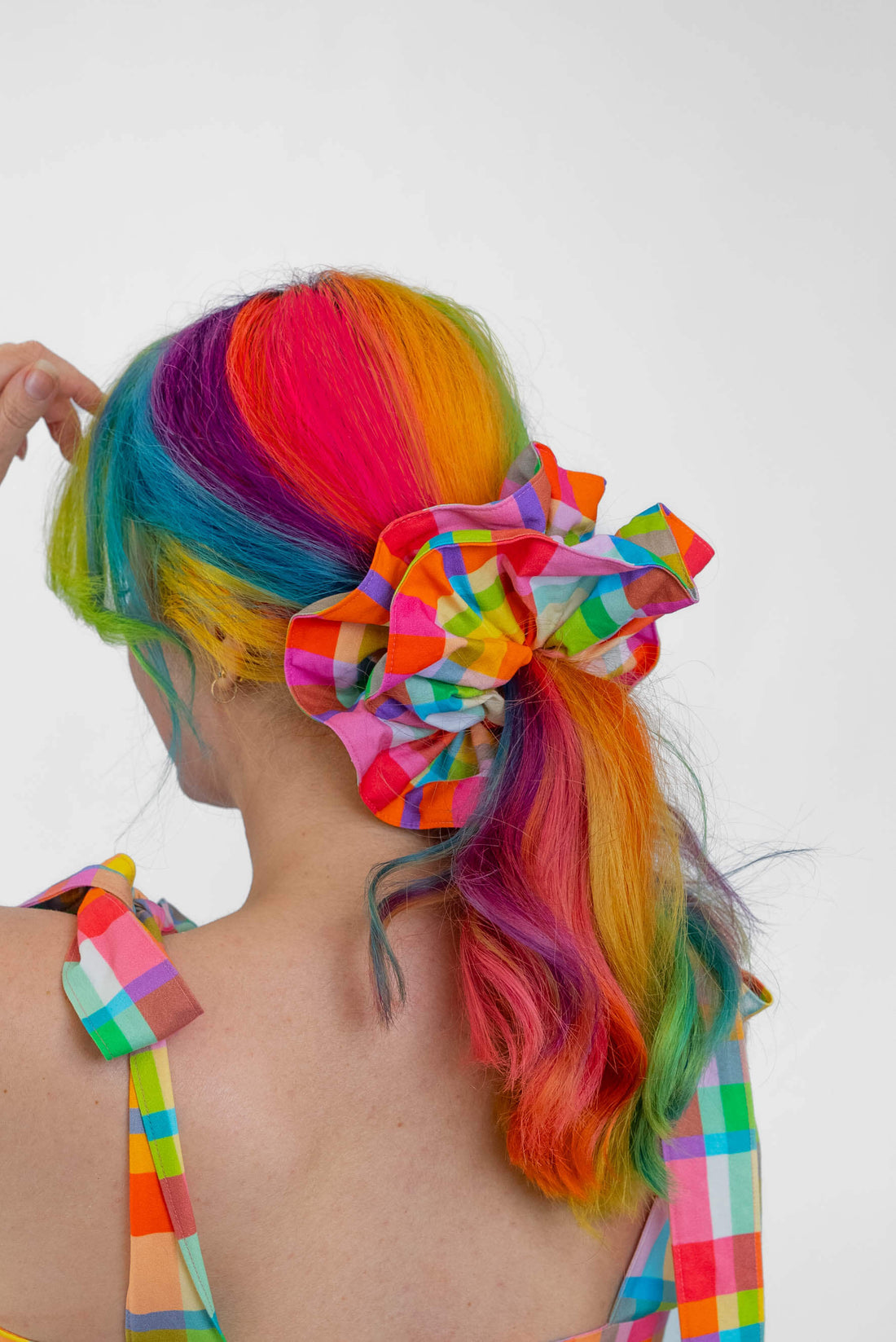LARGE SCRUNCHIE RAINBOW CHECKER